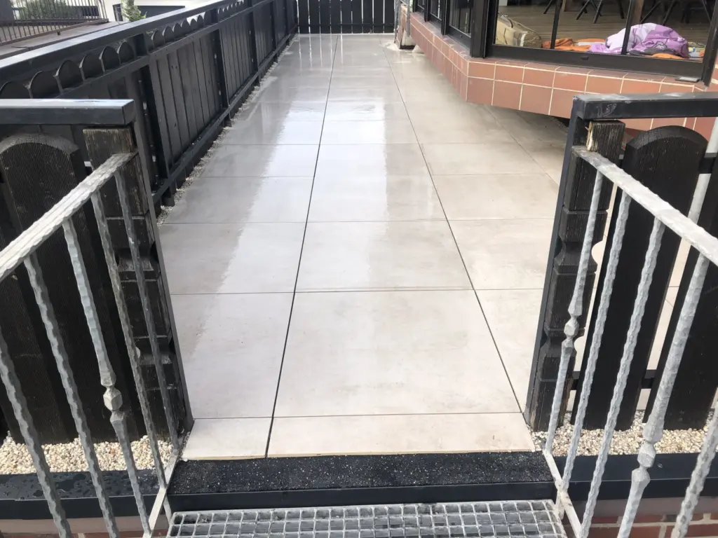 Abgedichtete und geflieste Dachterrasse