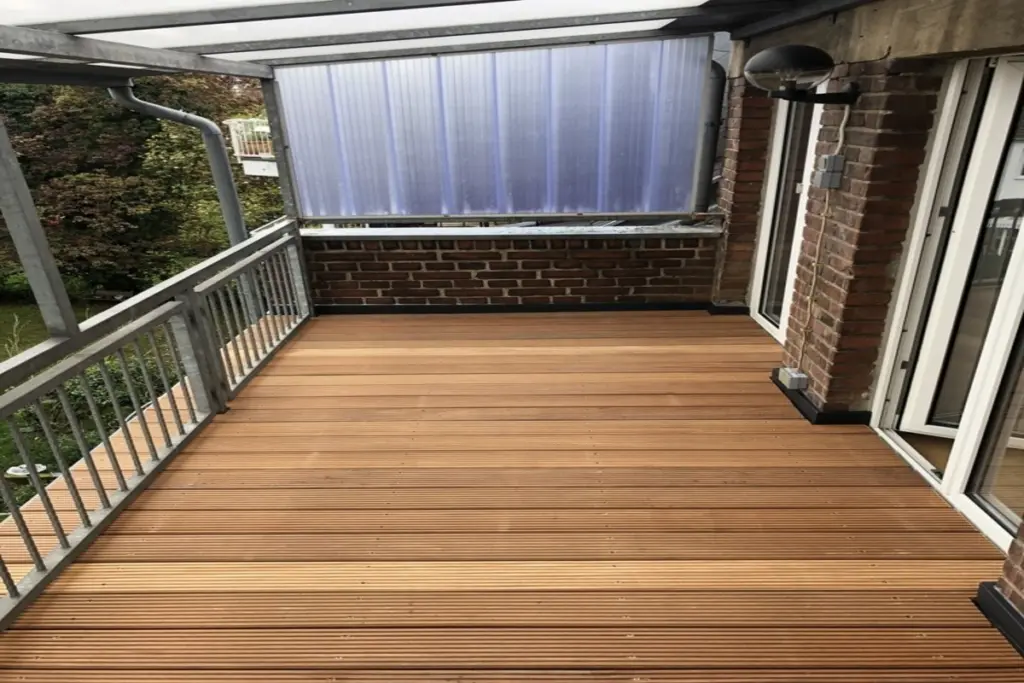 Balkon mit neuem Holzbelag