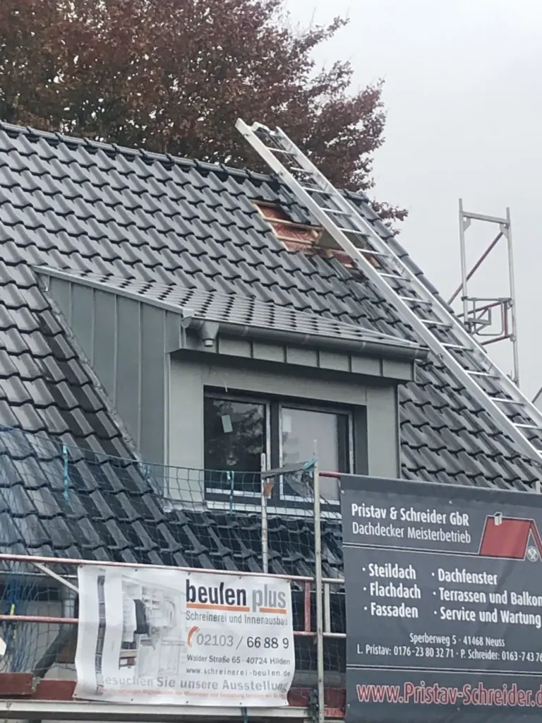 Baustelle mit Gerüst und Firmenbanner