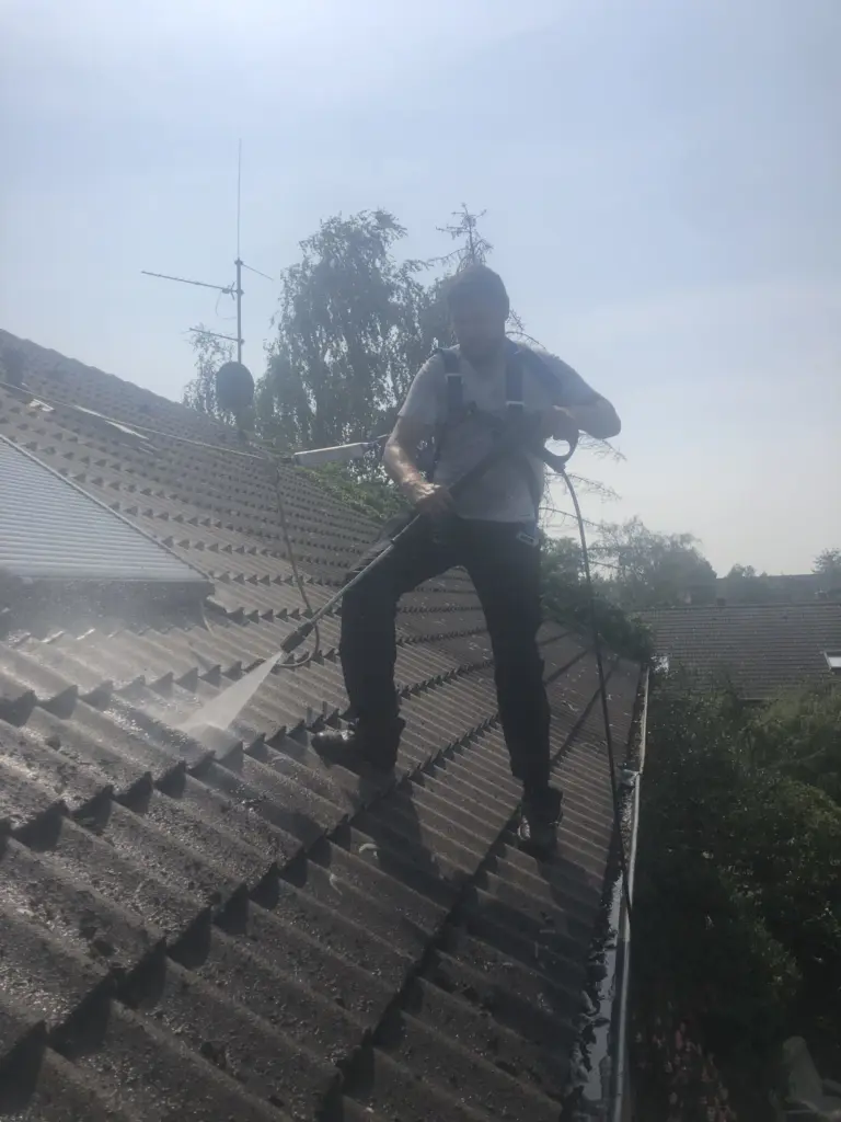 Dachdecker bei Arbeiten auf dem Dach