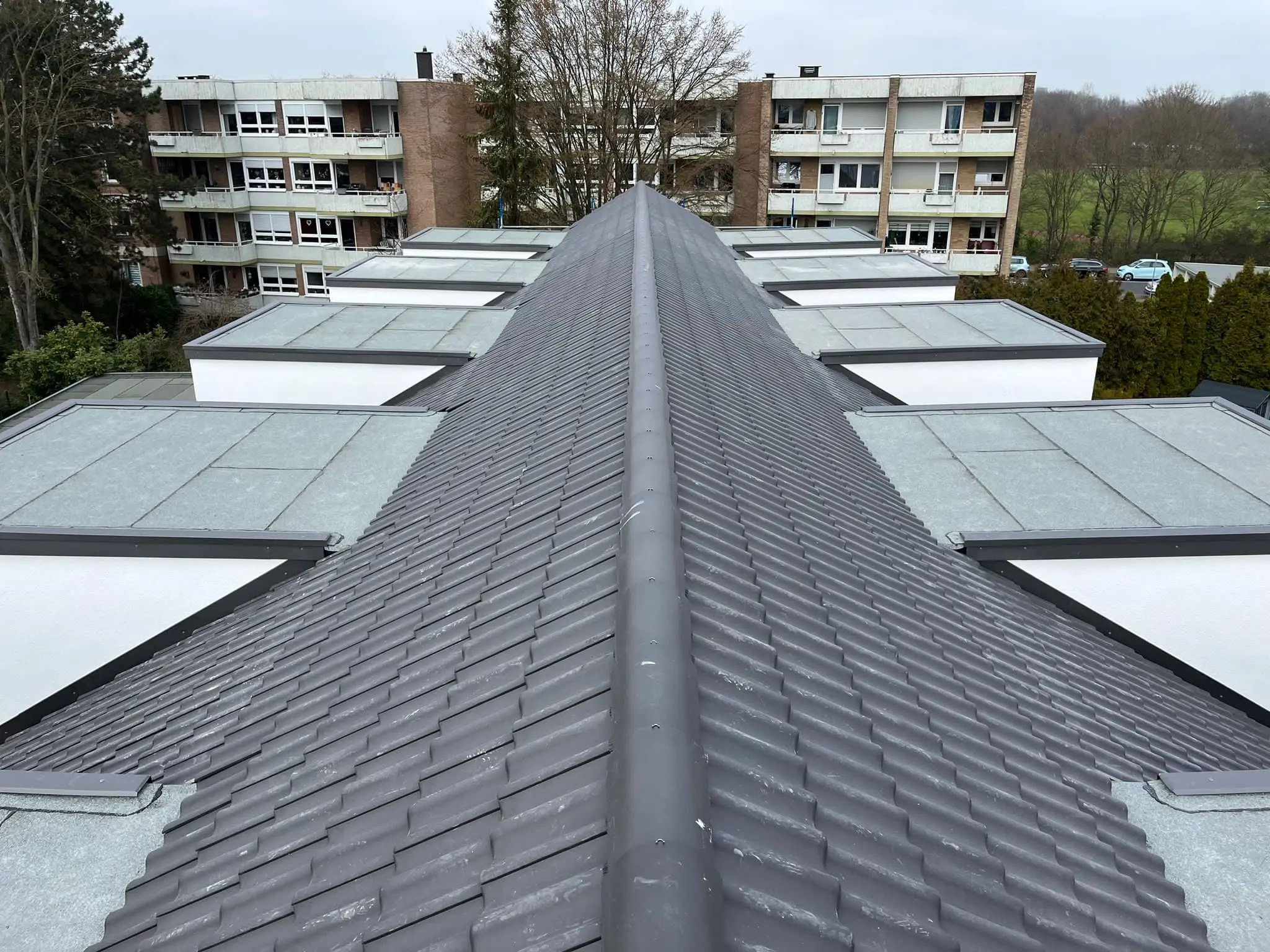 Dachfirst mit neuer Eindeckung und Flachdachgauben