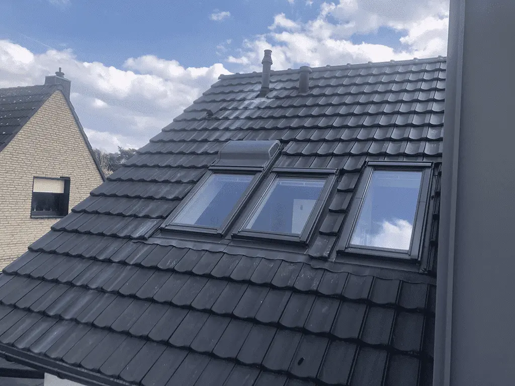 Drei Dachfenster in einem Ziegeldach