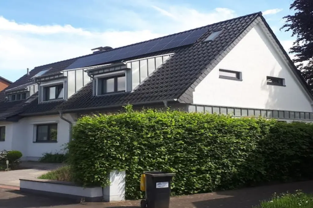 Einfamilienhaus mit neuem Dach und Firmenwagen