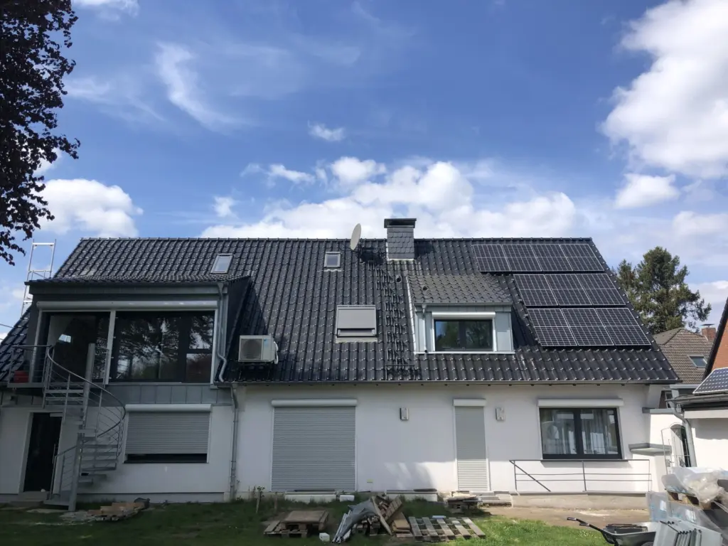 Fertig eingedecktes Steildach mit Gauben und Solarmodulen