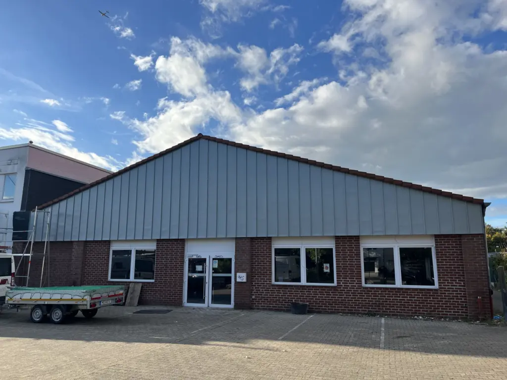 Halle mit neuer Dach- und Wandverkleidung
