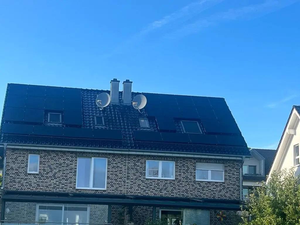 Haus mit Solaranlage auf dem Dach