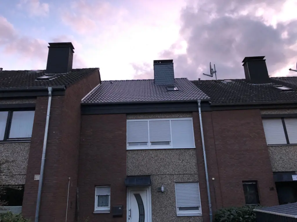Klinkerhaus mit neu eingedecktem Dach und Schornstein