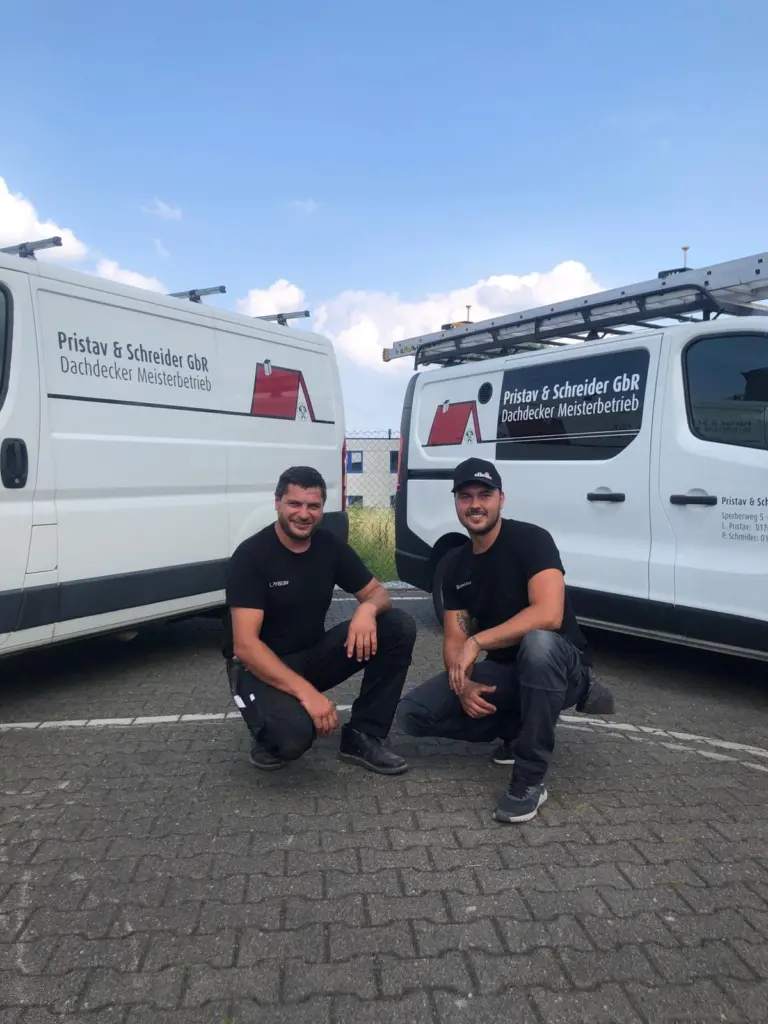 Leonid Pristav und Paul Schreider vor ihren Firmenwagen