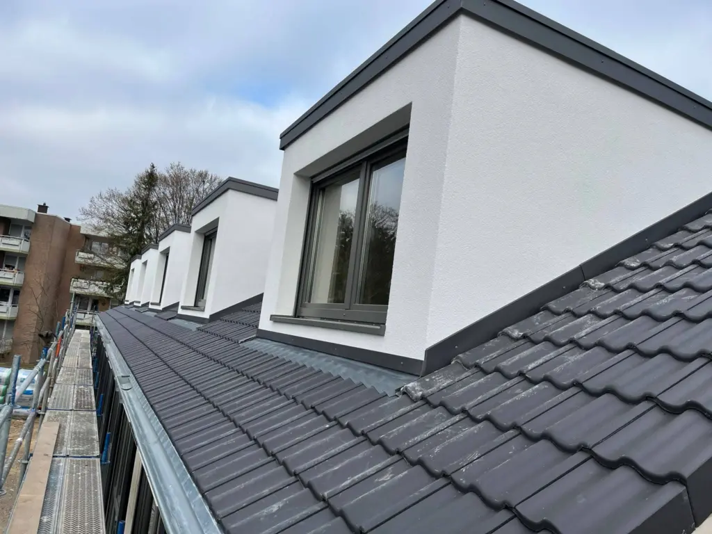 Neue Dachgaube mit verkleideten Wangen