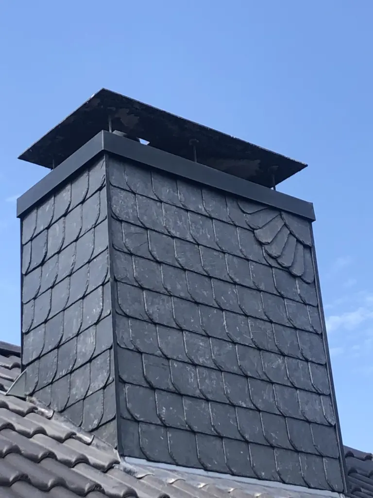 Schornstein mit Schieferverkleidung