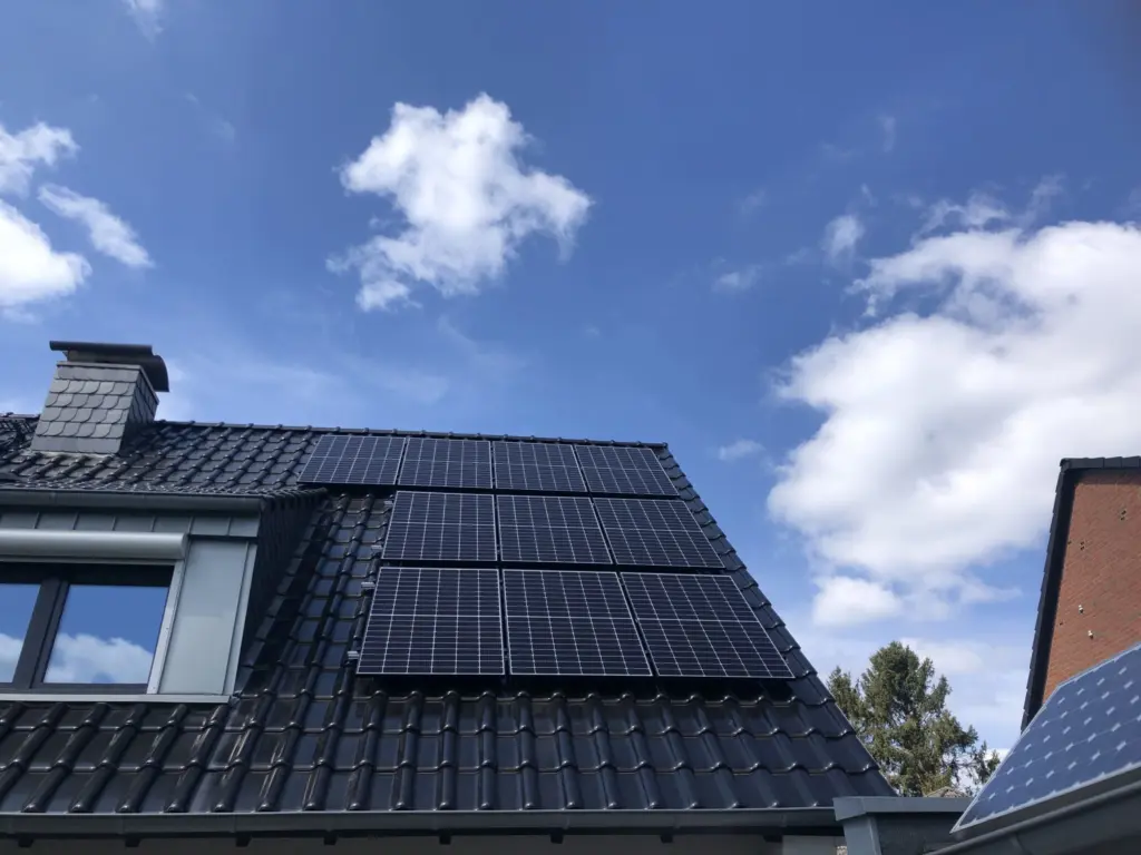 Solarmodule auf einem neuen Ziegeldach