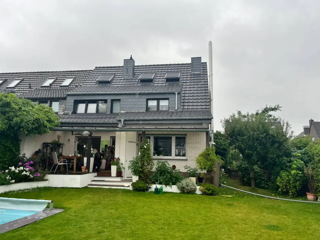 Wohnhaus mit Garten und neuem Dach