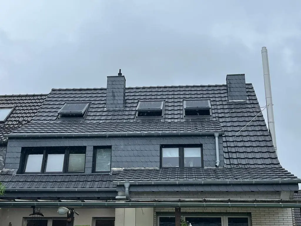 Wohnhaus mit neu eingedecktem Satteldach und Gauben