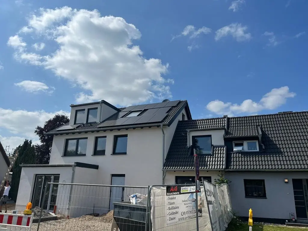 Wohnhaus mit neuem Dach und Gauben